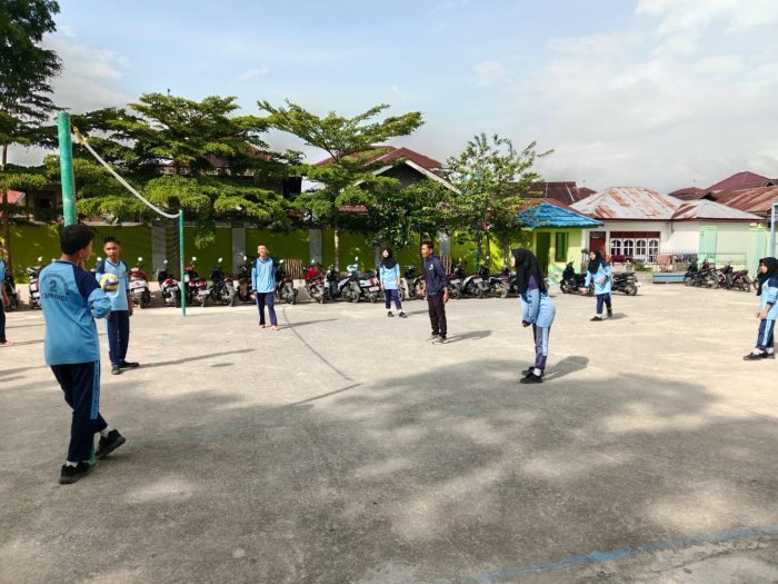 Siswa Kelas 9E MTsN 2 Kerinci Gelar Praktik Bola Voli